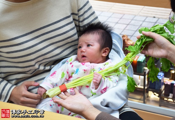 剃胎毛、滿月剃頭、嬰兒剃頭、嬰兒理髮、嬰兒剃髮、嬰兒剃胎毛、嬰兒滿月剃頭、寶寶剃頭、剃胎毛儀式、剃胎毛吉祥話、滿月剃頭儀式、滿月剃頭吉祥話、寶寶剃胎毛、寶寶滿月剃頭理髮、 新竹香山區剃胎毛、新竹香山區滿月剃頭、新竹香山區嬰兒剃頭剃胎毛、新竹香山區嬰兒理髮、新竹香山區嬰兒剃髮、曾寶寶(新竹香山區嬰兒寶寶滿月剃頭理髮、免費嬰兒剃胎毛儀式吉祥話)。中國風會場，爸媽寶貝免費穿「日中韓」古裝禮服。專業拍照、DVD光碟、證書。★購買「臍帶章、肚臍章、胎毛筆刷印章」贈送：剃頭、收涎、抓周，三選一。2015.12.21 照片9